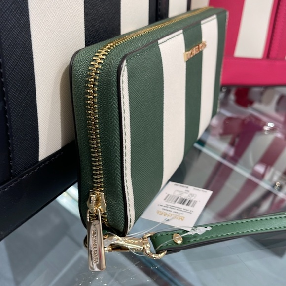 MICHAEL KORS JST
Leather Continental Wristlet Phone Case Wallet
Fern Green
NWT - Picture 11 of 16